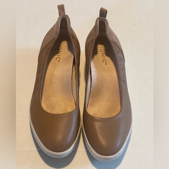 Vionic Shoes - Vionic shoes women’s size 7.5 tan pre-owned‎ condition